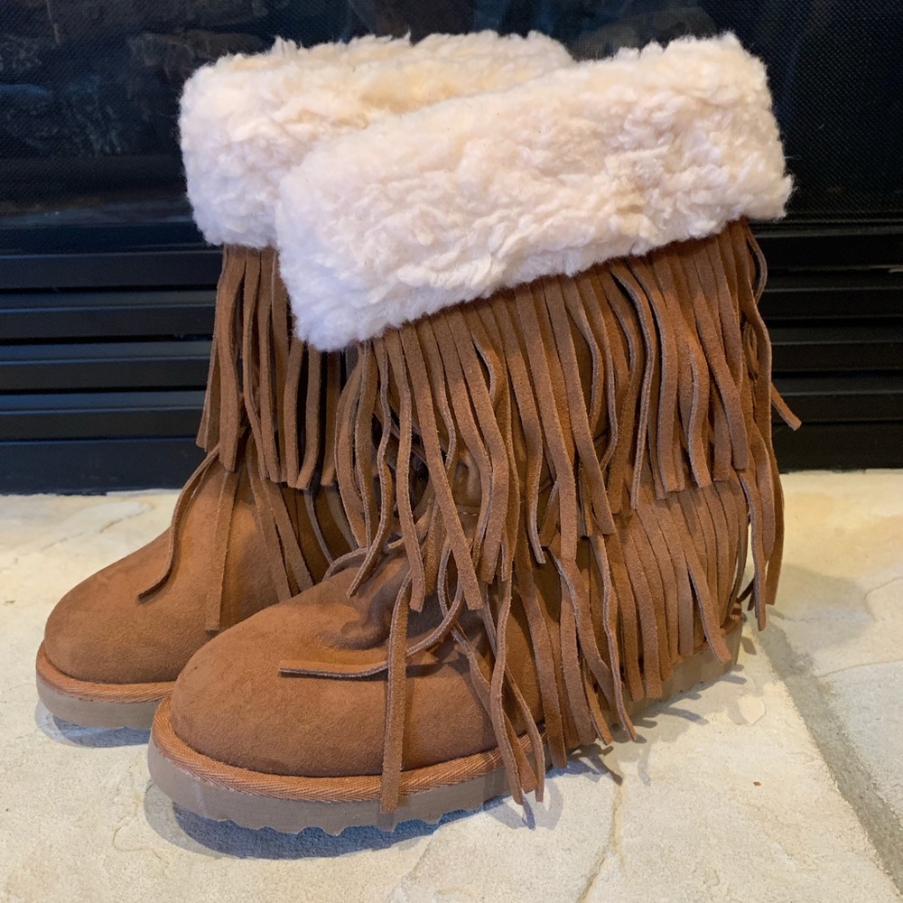 Wedge fringe boots